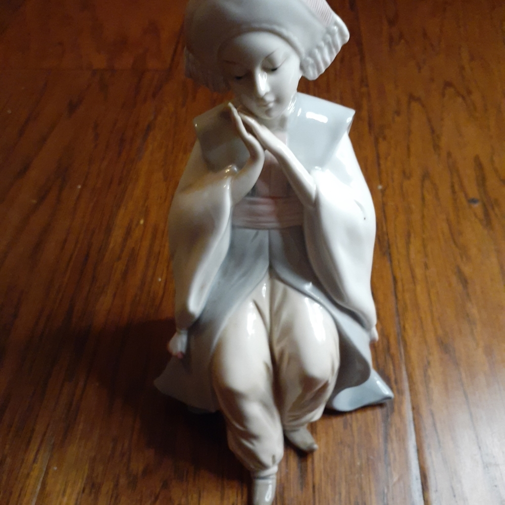 GORGEOUS Toyo Japanese Porcelain 8" Figurine.Great quality similar to Lladro.